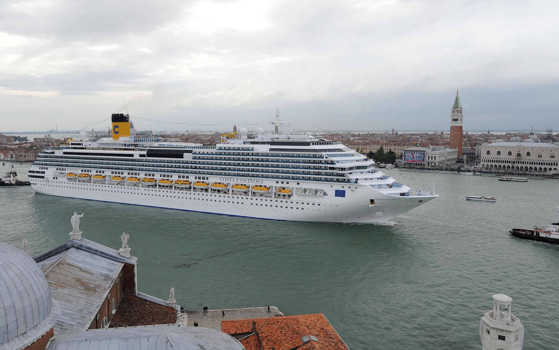 Cruise ships access through the Giudecca Canal